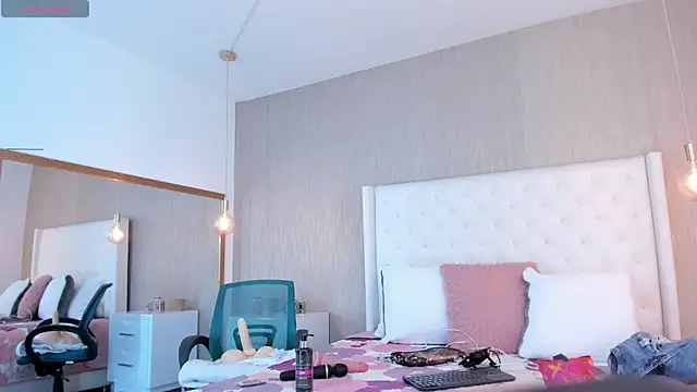 Snapshot of emily_parkerr chatting on 15, 4, 2026 emily parkerr online show from 15, 4, 2026