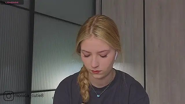 Snapshot of Monikacutie chatting on 3, 3, 2025 Monikacutie online show from 3, 3, 2025