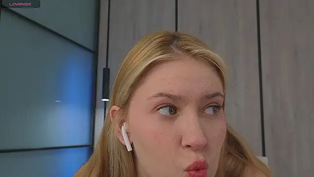 Snapshot of Monikacutie chatting on 23, 3, 2025 Monikacutie online show from 23, 3, 2025