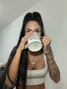 Snapshot of RaquelleVon chatting on 6, 4, 2026 RaquelleVon online show from 6, 4, 2026