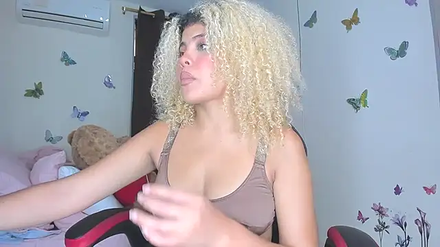 Snapshot of sofiacastillo01 chatting on 20, 11, 2025 sofiacastillo01 online show from 20, 11, 2025