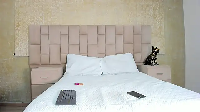 Snapshot of LaurenSnow chatting on 28, 2, 2025 LaurenSnow online show from 28, 2, 2025