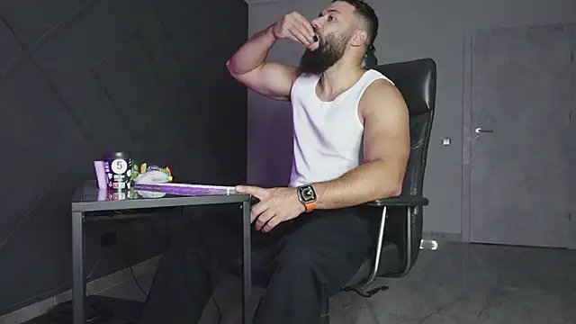 Snapshot of mattmasterss chatting on 13, 11, 2025 mattmasterss online show from 13, 11, 2025