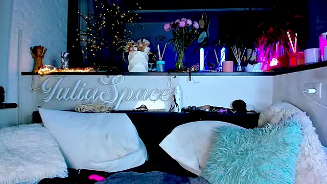  JuliaSpace  online show from 30, 1, 2025