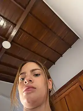 Snapshot of emiss_ chatting on 1, 7, 2026 emiss online show from 1, 7, 2026