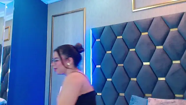 ThaniaJones online show from 8, 11, 2025