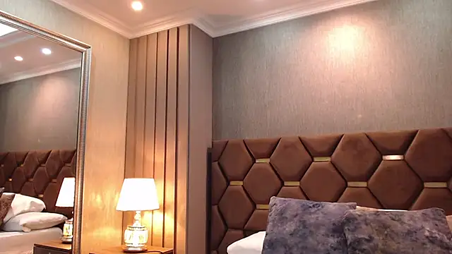 ThaniaJones online show from 14, 4, 2026