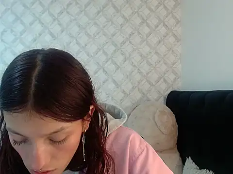 Snapshot of Emma-Wilson chatting on 3, 2, 2026 Emma-Wilson online show from 3, 2, 2026