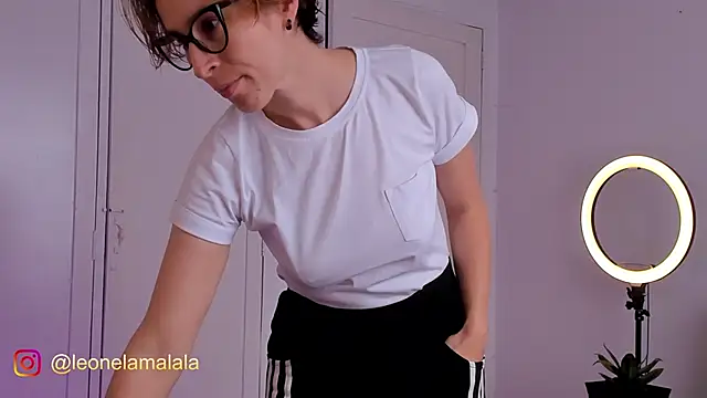 cuddlingbunny online show from 3, 11, 2025