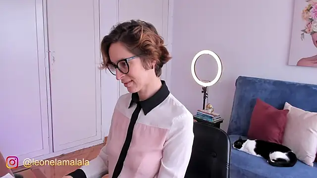 cuddlingbunny online show from 4, 11, 2025