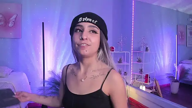 Snapshot of MaveParks_ chatting on 15, 10, 2025 MaveParks online show from 15, 10, 2025