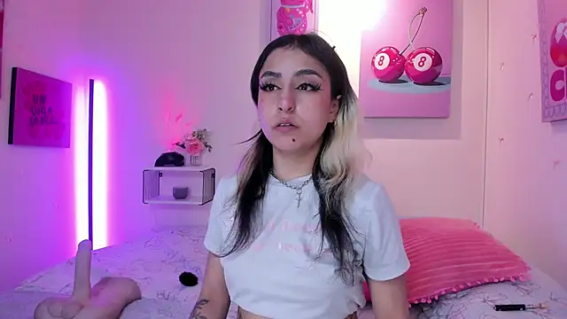 Snapshot of MaveParks_ chatting on 15, 12, 2025 MaveParks online show from 15, 12, 2025