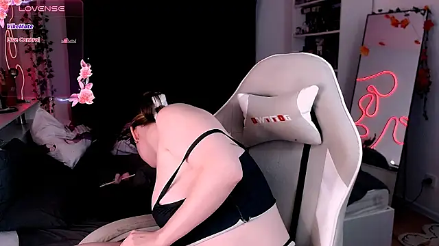 Snapshot of _wikki_ chatting on 10, 11, 2025 wikki online show from 10, 11, 2025