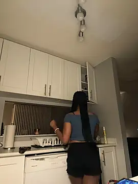 Snapshot of Your_Paris chatting on 18, 2, 2025 Your Paris online show from 18, 2, 2025