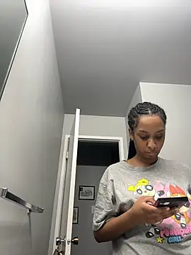 Snapshot of Your_Paris chatting on 26, 2, 2025 Your Paris online show from 26, 2, 2025