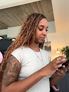 Snapshot of Your_Paris chatting on 8, 9, 2025 Your Paris online show from 8, 9, 2025