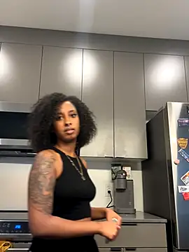 Snapshot of Your_Paris chatting on 26, 10, 2025 Your Paris online show from 26, 10, 2025