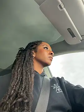 Snapshot of Your_Paris chatting on 8, 11, 2025 Your Paris online show from 8, 11, 2025