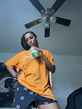 Snapshot of Your_Paris chatting on 12, 11, 2025 Your Paris online show from 12, 11, 2025