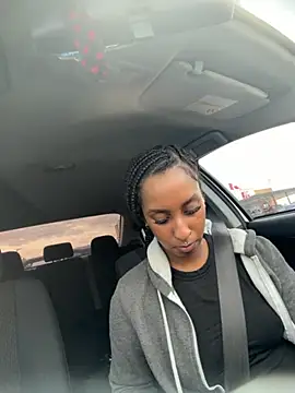 Snapshot of Your_Paris chatting on 18, 11, 2025 Your Paris online show from 18, 11, 2025