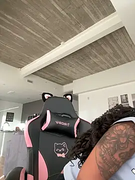 Snapshot of Your_Paris chatting on 22, 11, 2025 Your Paris online show from 22, 11, 2025