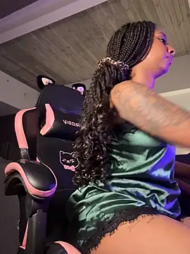 Snapshot of Your_Paris chatting on 26, 11, 2025 Your Paris online show from 26, 11, 2025