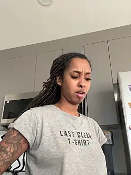 Snapshot of Your_Paris chatting on 30, 11, 2025 Your Paris online show from 30, 11, 2025