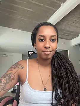 Snapshot of Your_Paris chatting on 5, 12, 2025 Your Paris online show from 5, 12, 2025