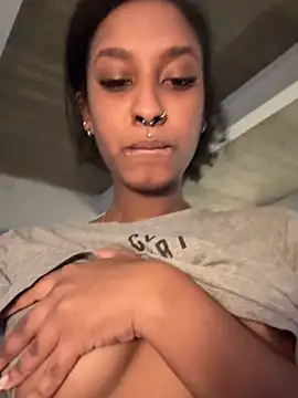 Snapshot of Your_Paris chatting on 15, 12, 2025 Your Paris online show from 15, 12, 2025