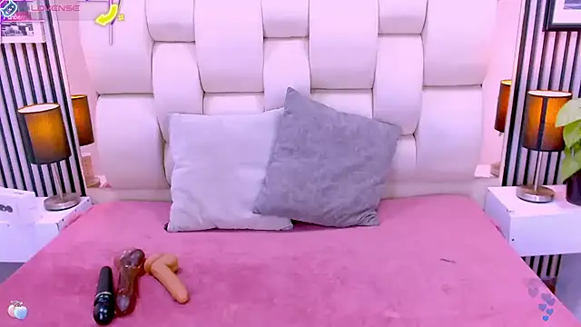 Snapshot of sarah_cream chatting on 14, 12, 2025 sarah cream online show from 14, 12, 2025