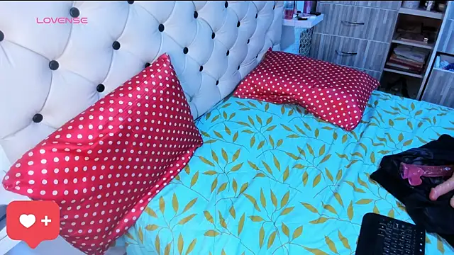 Krystal Cruz online show from 15, 3, 2025