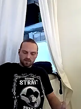 Snapshot of VitaminmanFL chatting on 6, 10, 2025 VitaminmanFL online show from 6, 10, 2025