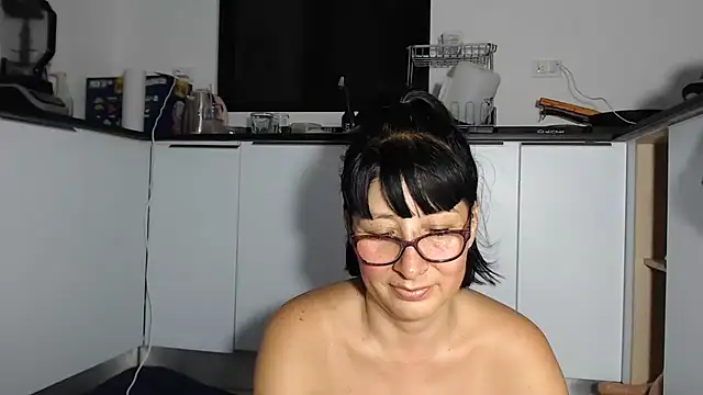 Snapshot of HellenLatin chatting on 4, 7, 2026 HellenLatin online show from 4, 7, 2026