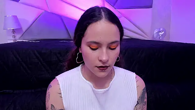 AnnyThompson  online show from 1, 2, 2025