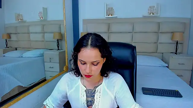 AnnyThompson  online show from 10, 11, 2025