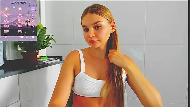 Snapshot of Molly_sweetie chatting on 14, 7, 2026 Molly sweetie online show from 14, 7, 2026