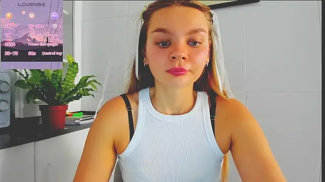 Snapshot of Molly_sweetie chatting on 16, 7, 2026 Molly sweetie online show from 16, 7, 2026