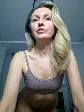 Snapshot of Miss____Mia_ chatting on 5, 3, 2025 Miss    Mia  online show from 5, 3, 2025