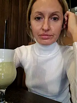 Snapshot of Miss____Mia_ chatting on 16, 10, 2025 Miss    Mia  online show from 16, 10, 2025