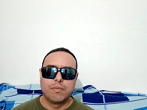 Snapshot of ElSunEagle chatting on 10, 4, 2026 ElSunEagle online show from 10, 4, 2026