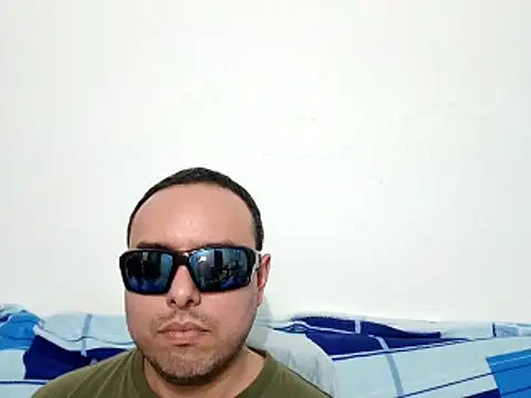 Snapshot of ElSunEagle chatting on 11, 4, 2026 ElSunEagle online show from 11, 4, 2026