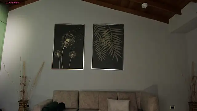 Snapshot of CorinneRusso chatting on 24, 11, 2025 CorinneRusso online show from 24, 11, 2025