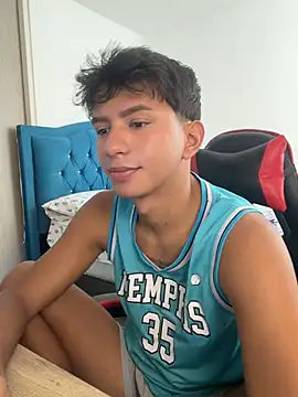 Snapshot of Leonarrrd_01 chatting on 1, 4, 2026 Leonarrrd 01 online show from 1, 4, 2026