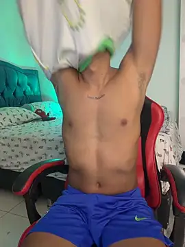 Snapshot of Leonarrrd_01 chatting on 8, 4, 2026 Leonarrrd 01 online show from 8, 4, 2026