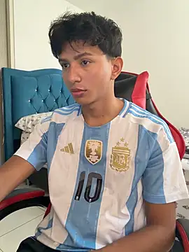 Snapshot of Leonarrrd_01 chatting on 8, 4, 2026 Leonarrrd 01 online show from 8, 4, 2026