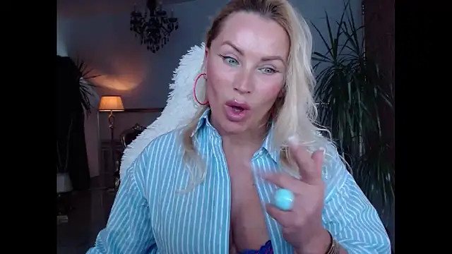 Snapshot of eyesangel22 chatting on 8, 12, 2024 eyesangel22 online show from 8, 12, 2024