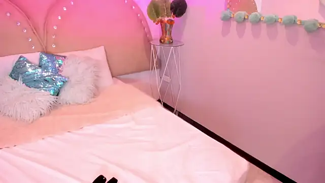 Snapshot of Miia_Thompsonn chatting on 7, 10, 2025 Miia Thompsonn online show from 7, 10, 2025