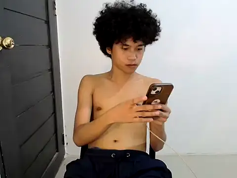 Snapshot of Asiantwink21 chatting on 12, 4, 2026 Asiantwink21 online show from 12, 4, 2026