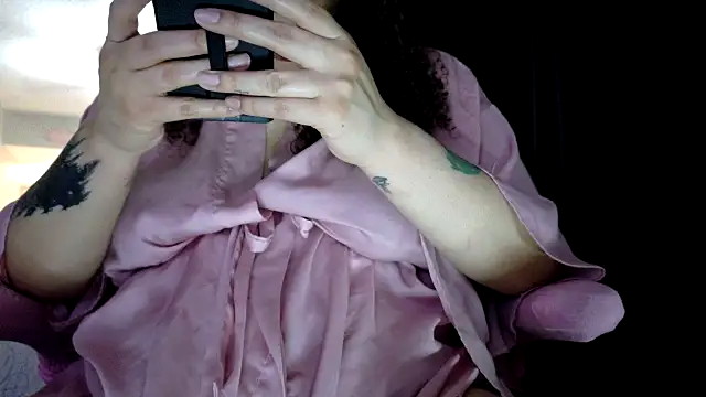 Snapshot of honeeyyy_pot chatting on 12, 10, 2025 honeeyyy pot online show from 12, 10, 2025