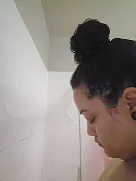 Snapshot of honeeyyy_pot chatting on 25, 10, 2025 honeeyyy pot online show from 25, 10, 2025